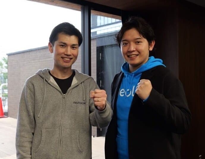 FastGrow編集長とともにXTV Bootcamp 2024でのFastGrow賞受賞を喜ぶ様子