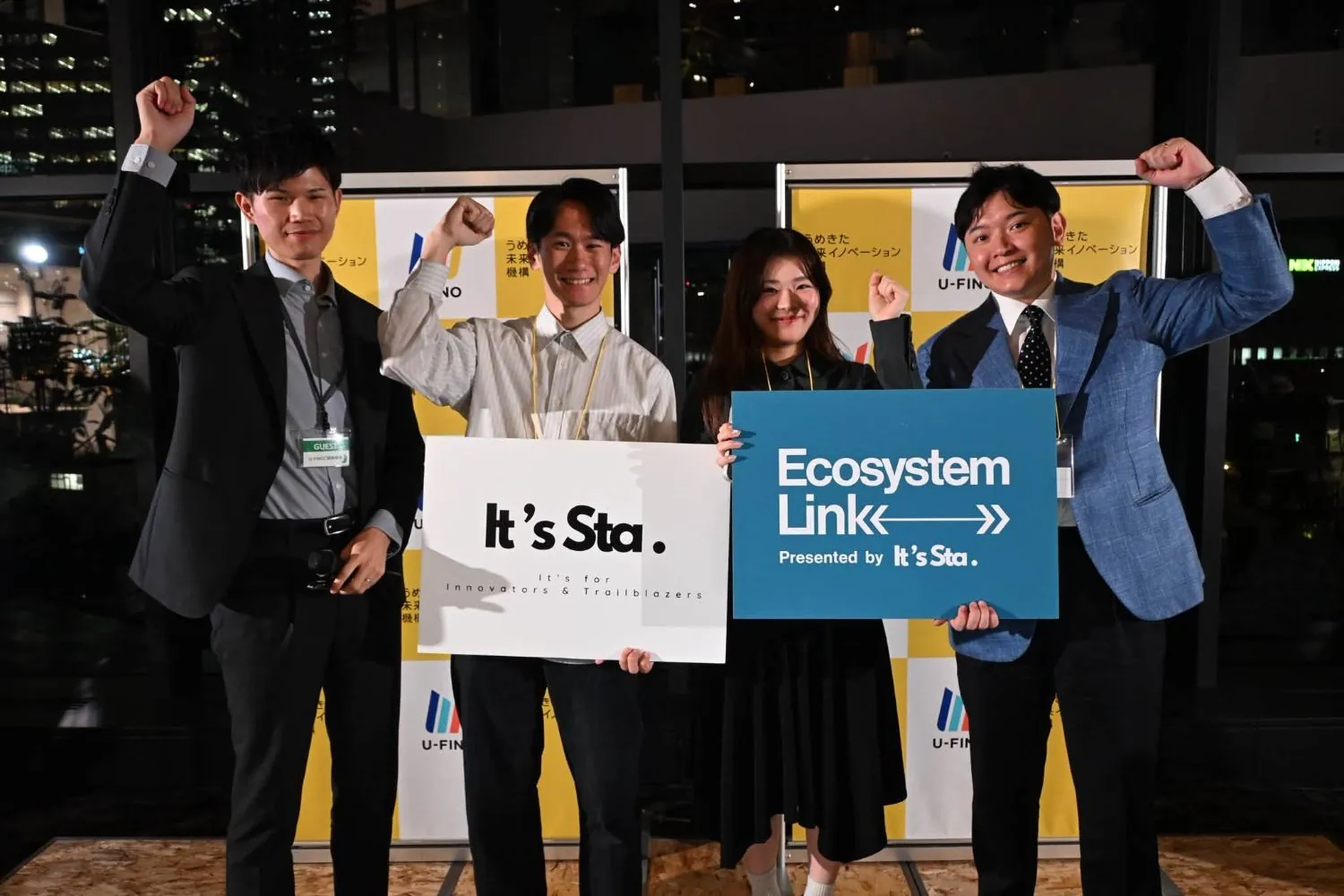 「It's Sta.」と「Ecosystem Link」のボードを手にした記念撮影(右端が松原)